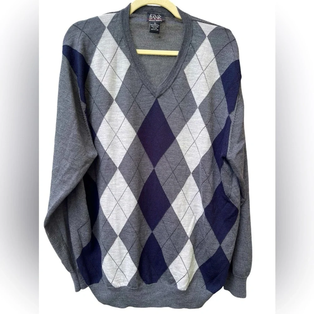 💠🔥Jos. A Bank 100% Merino Wool argyle sweater.  Lightweight and quality!